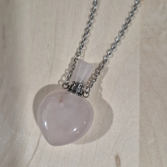 🩷🩷NEW🩷🩷 BEAUTIFUL!! Rose Quartz Heart Shape Perfume Bottle Necklace - Picture 3 of 12
